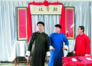 宽肩女生如何选择衣服 三个搭配小技巧显肩瘦|xc体育(图1) xc体育